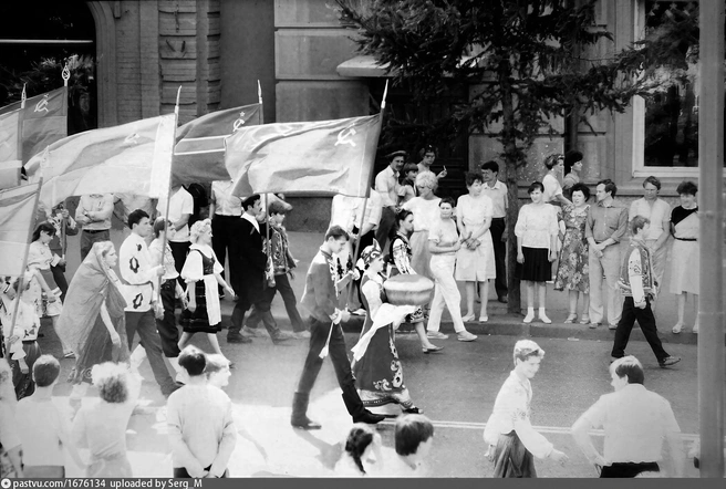 А на этом фото омичи несут флаги республик СССР — дружба народов! | Источник: Сергей Евгеньевич / Pastvu.com
