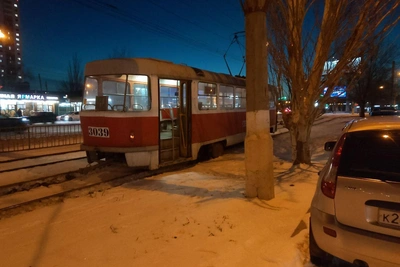 Трамвай сошел с рельсов в Красноармейском районе