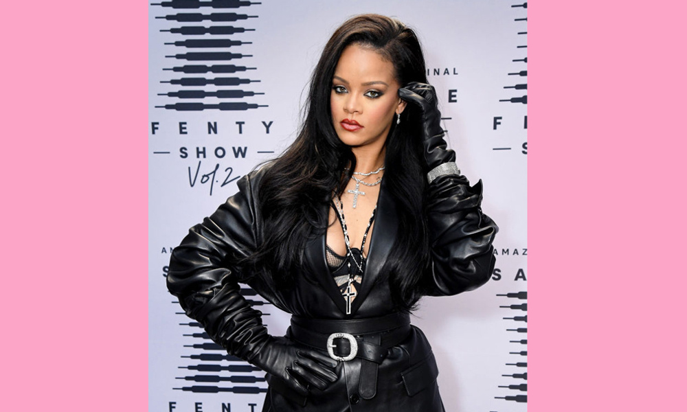 Рианна в одежде и без на показе Savage X Fenty ELLE