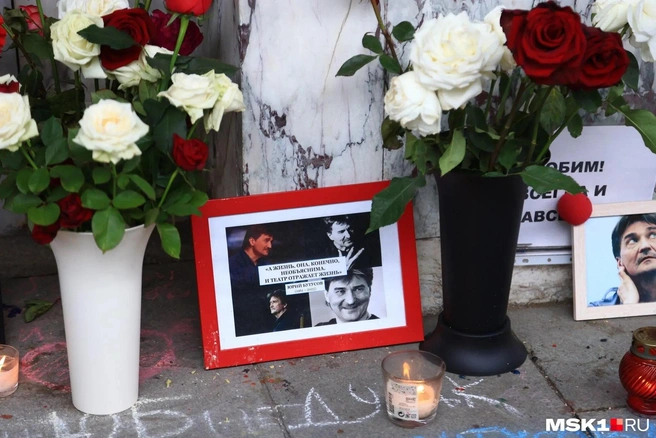 А у входа в театр появился стихийный мемориал | Источник: Татьяна Спиридонова / MSK1.RU