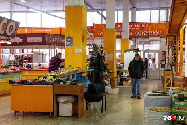 Продавцы от скуки болтают с коллегами | Источник: Кирилл Поверинов / 76.RU