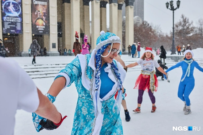 Участники дополняли свои образы красивыми бусами и париками | Источник: Александр Ощепков / NGS.RU