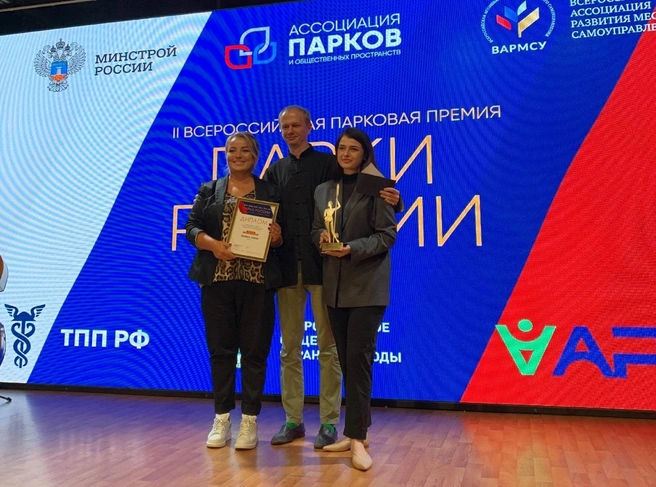 Лучшим вручили заветные статуэтки премии — девушки с веслом | Источник: VK БЕРСО