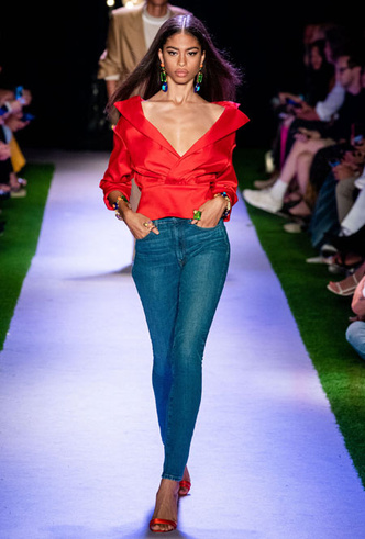 Фото №11 - Скинни, клеш и рваные: самые модные джинсы весны 2020