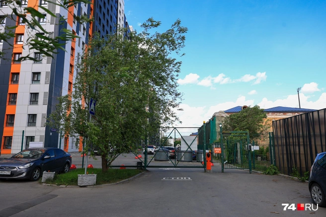 Огромная территория училища как будто разрывала город на части. Впрочем, ограждений хватает и сейчас | Источник: Михаил Шилкин