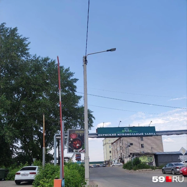 И у вывески «Пермский мукомольный завод» тоже висит реклама столовой, но уже сбоку на столбе | Источник: Наталия Главатских / 59.RU