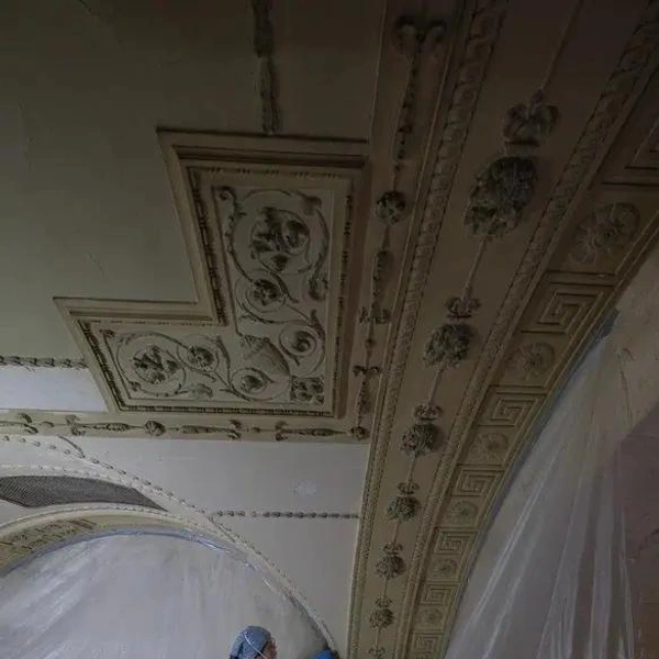 Реставратор за работой | Источник: Автор фото Дмитрий Егоров, предоставлено пресс-службой ВТБ