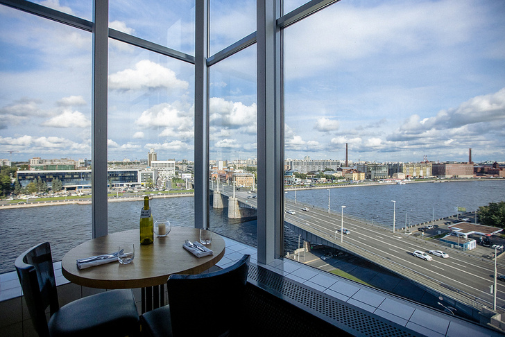 Поездка на выходные: : в Питере обновили панорамный ресторан R14