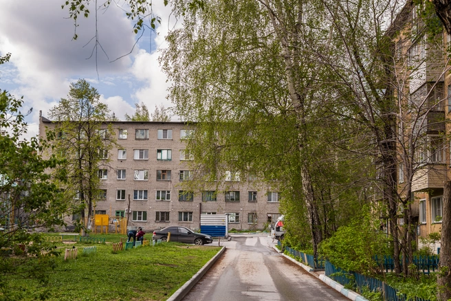 Территории старых многоквартирных домов редко располагают всем необходимым для отдыха, занятий спорта и комфортного времяпровождения | Источник: Ольга Бурлакова