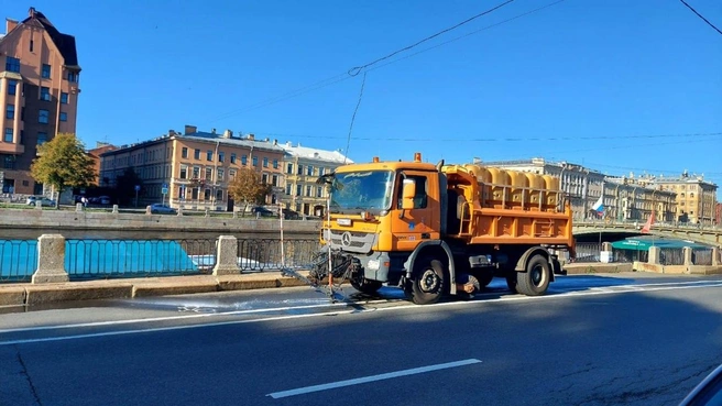 В прошедшую жаркую неделю сентября дорожники Петербурга мыли улицы и убирали опавшие листья | Источник: Комитет по благоустройству