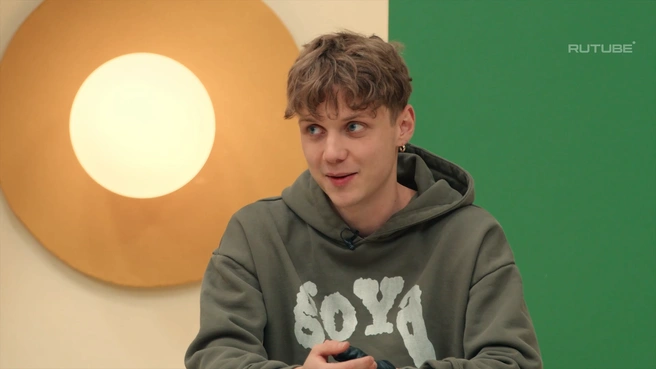 Как бы Ваня Дмитриенко ни строил глазки, скрыть правду всё равно не получилось | Источник: Топ-шоу / Rutube.ru