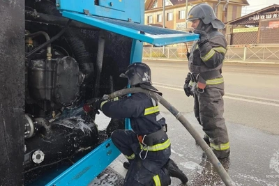 Под Читой МЧС смывает разлившееся топливо