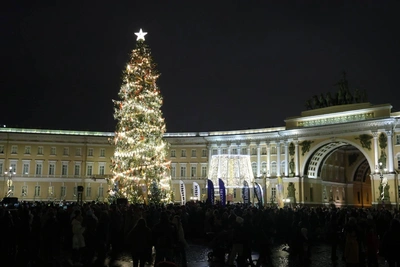 Главная ёлка Петербурга останется на площади дольше