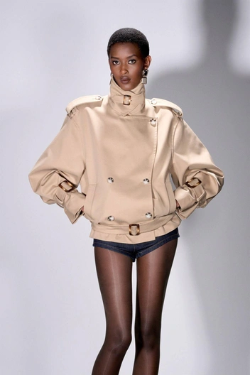 Укороченная версия с объемом в плечах, рукавах и воротником-стойкой  | Источник: ru.pinterest.com