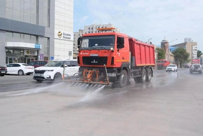В Астрахани дороги поливают водой в жару