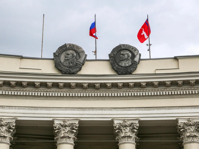 Два ордена Ленина, которыми награждены город и область, изображены на здании администрации Волгоградской области. | Источник: Константин Завриков / V1.RU