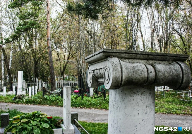 Такой памятник потомки установили известному архитектору Льву Моисеенко, спроектировавшему дома в историческом центре Кемерова | Источник: Татьяна Ирискина / NGS42.RU