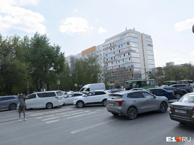 Перед Малышевским мостом стали ежедневно собираться огромные пробки. На фото&nbsp;— забитый автомобилями перекресток Малышева&nbsp;— Комсомольская | Источник: Кирилл Кушнов / E1.RU