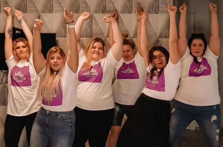 Пышки из Plus-size House исполнили жаркий танец в купальниках