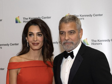 Жена Джорджа Клуни открыла роскошные ноги в летящем платье с разрезом и приковала всеобщие взгляды