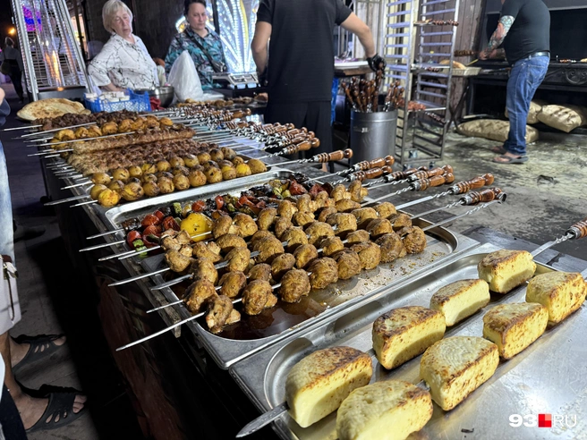 Смущало только то, что шашлык даже не прикрывали | Источник: Валерия Дульская / 93.RU