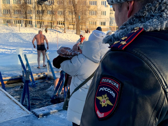 Начальник отдела полиции № 7 Ралиф Валитов наблюдает за купающимися гражданами