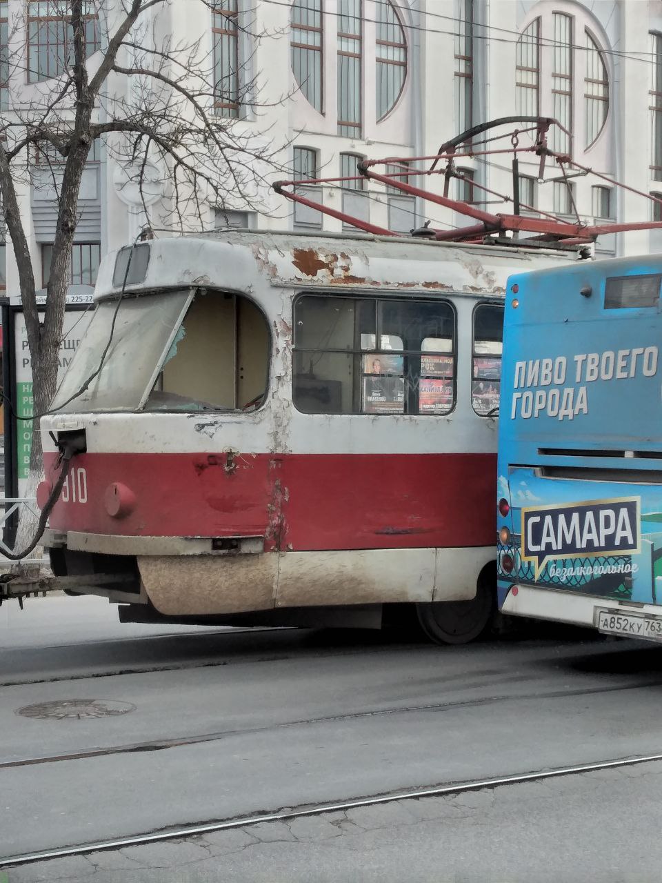 В Самаре напротив Филармонии автобус врезался в трамвай и выбил ему стекла  - 5 апреля 2024 - 63.ру