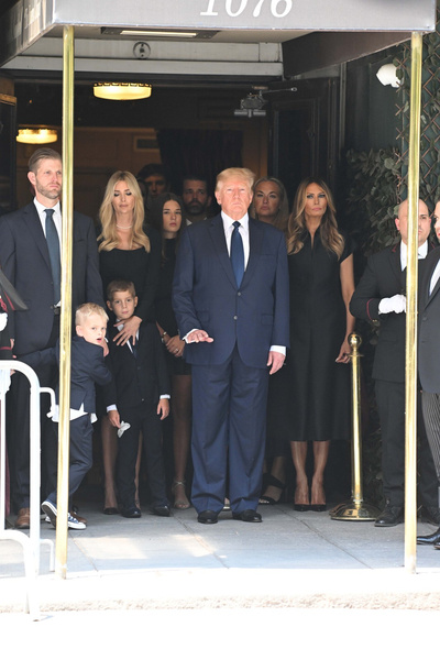 Дональд Трамп с семьей в элегантном трауре проводили в последний путь его первую жену Ивану