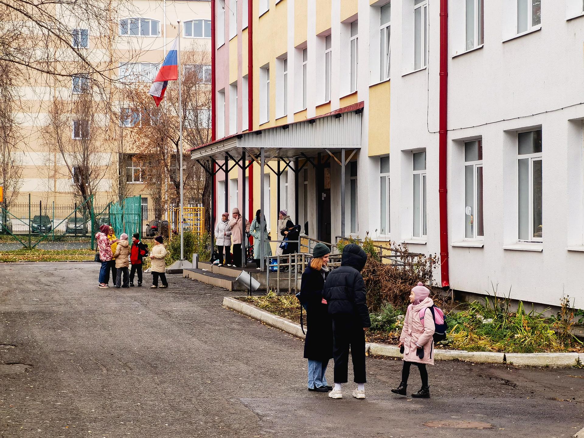 Что сейчас происходит в пермском лицее, где неизвестный распылил перцовку? Фото