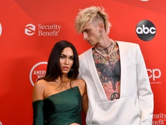 Вот это декольте! Меган Фокс и Machine Gun Kelly впервые вышли в свет как пара в странных нарядах