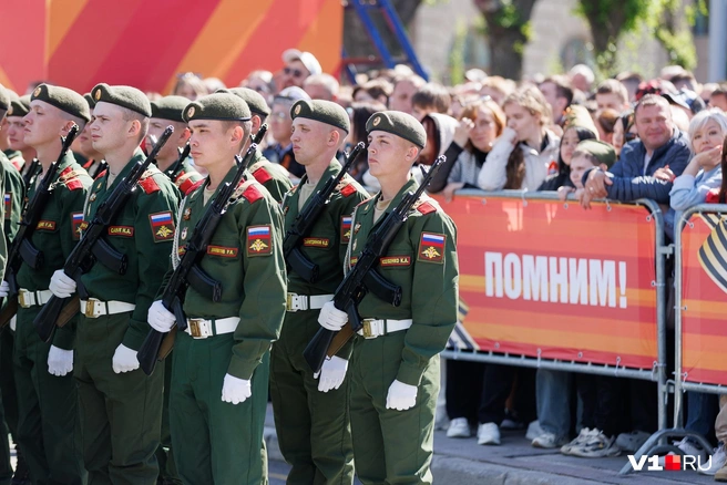 Волнение бойцов чувствуется даже через фото | Источник: Алексей Волхонский / V1.RU