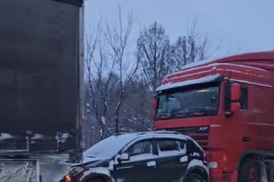 Truck and Dam Accidents Snarl Traffic Near Nizhny Novgorod
