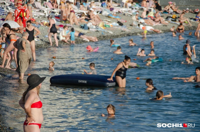 Нет больше июльской духоты, и туристы оккупировали пляжи | Источник: Оксана Витязь / SOCHI1.RU