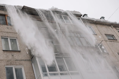 Ледяная глыба в Кемерове едва не убила семью: дело возбуждено