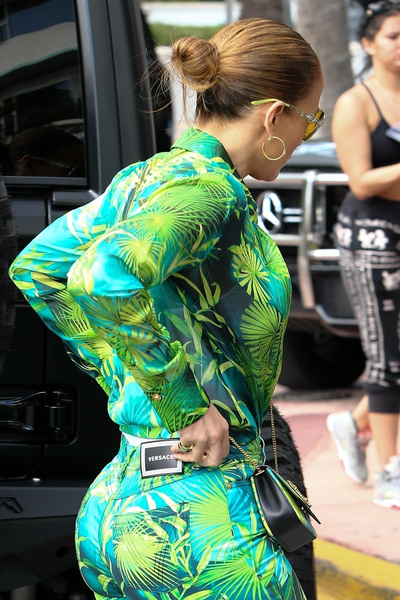 Модный провал: Джей Ло в костюме, перешитом из культового платья