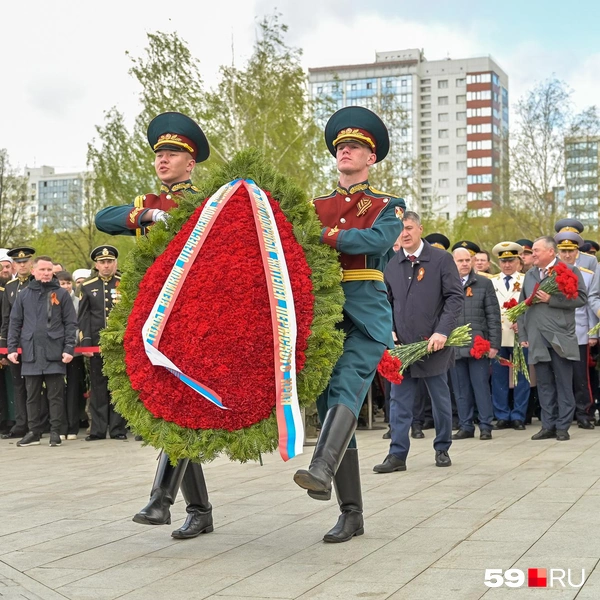 Курсанты вышли с венком, чеканя шаг | Источник: Василина Любимова / 59.RU