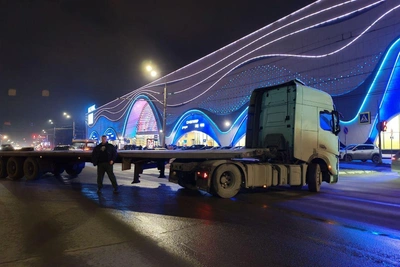 Грузовик заблокировал проспект Гагарина в Нижнем Новгороде