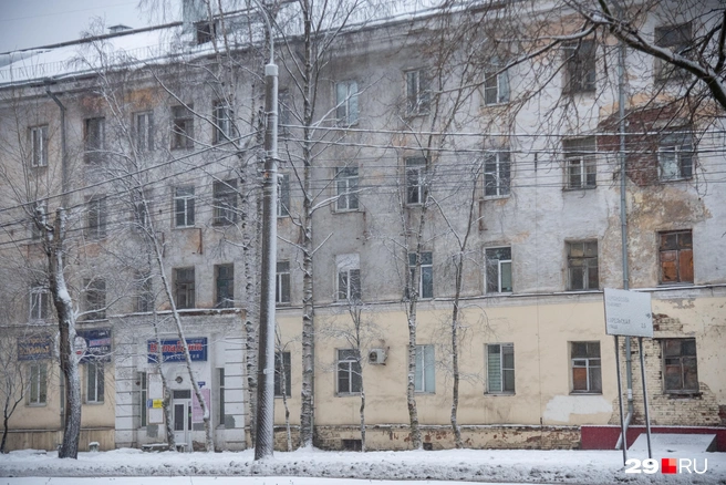 Жильцы внутри совершенно разные&nbsp;— как и состояние окон | Источник: Иван Митюшёв / 29.RU
