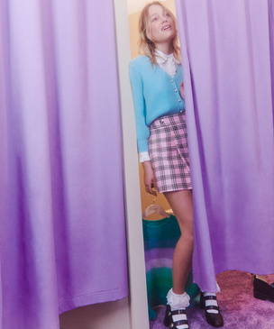 Кардиганы, мини-юбки и воротнички: стиль школьницы из 90-х в новой коллекции Maje