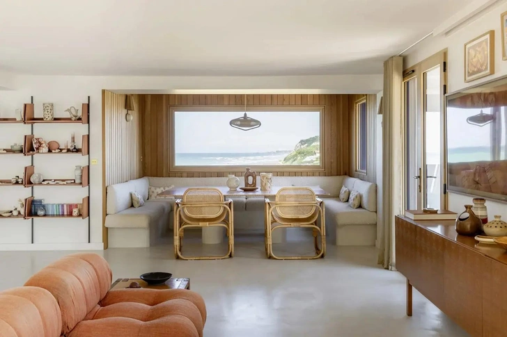 Керамика, Tevenot. Подвесной светильник, Unik Vintage 64. Бра, студия Ebur. Мягкие сиденья у стола, Nicola Creations. | Источник: Жюльен Фернандес