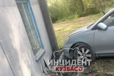 Легковушка с подростком за рулем врезалась в дом в Новокузнецке