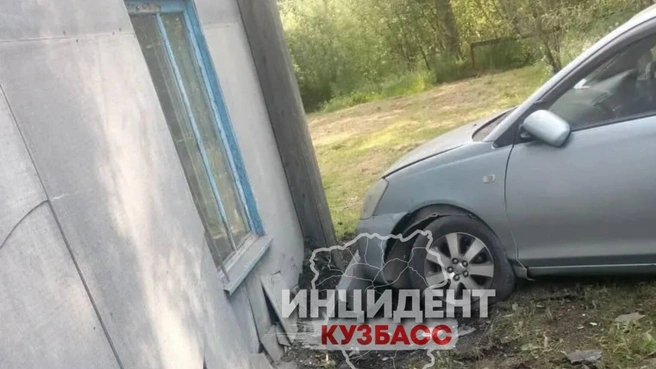 Судя по фото, от удара в частном доме выпало окно | Источник: Инцидент Кузбасс / telegram