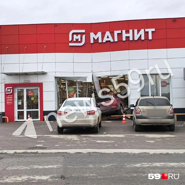 Фасад магазина просел вместе с вывеской | Источник: Василина Любимова / 59.RU