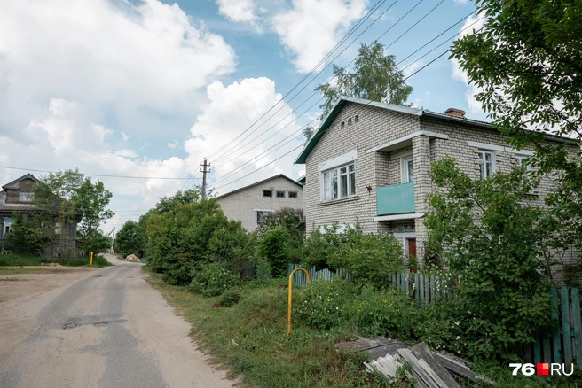 В селе довольно много кирпичных домов, есть и несколько многоквартирных | Источник: Александр Куренной / 76.RU