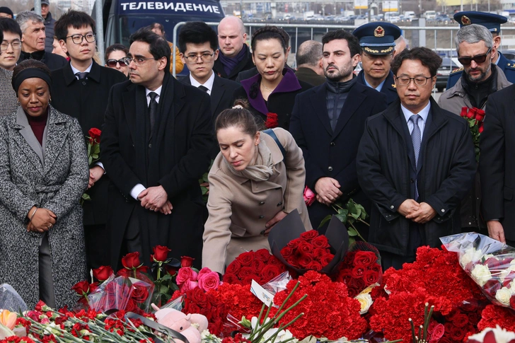 Кадры с мемориала возле «Крокуса»