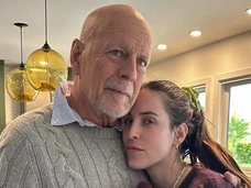 Жена обнимает, а Деми Мур смеется: семья собралась вокруг безнадежно больного Брюса Уиллиса на празднике