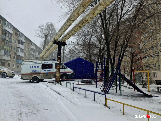 Штаб и машина МЧС незаметно вписались в картину дня | Источник: Виктория Федорова / 164.RU
