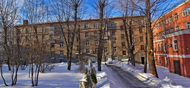 Один из домов по программе реновации на Варшавском шоссе, справа видно здание института | Источник: Яндекс.Карты
