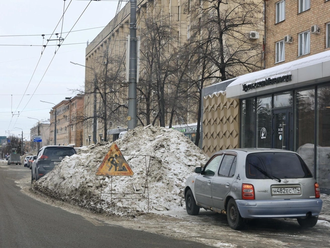 Особенно много снега рядом с остановками общественного транспорта. | Источник: Михаил Шилкин 