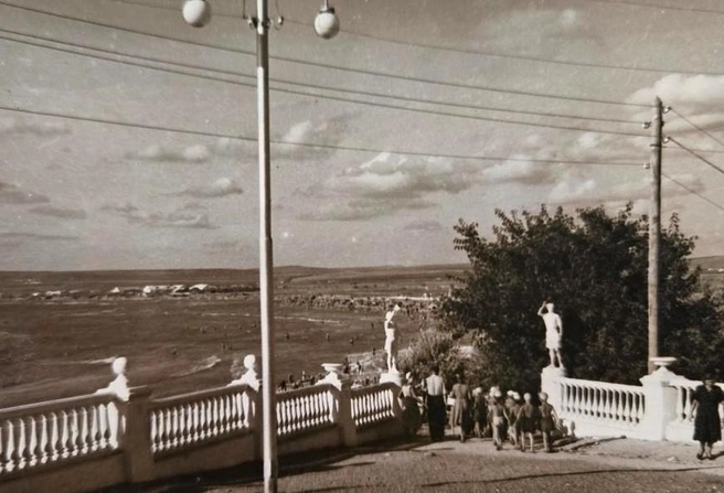 Спуск к морю. 1950-е | Источник: Фото И. Кокалова / goskatalog.ru